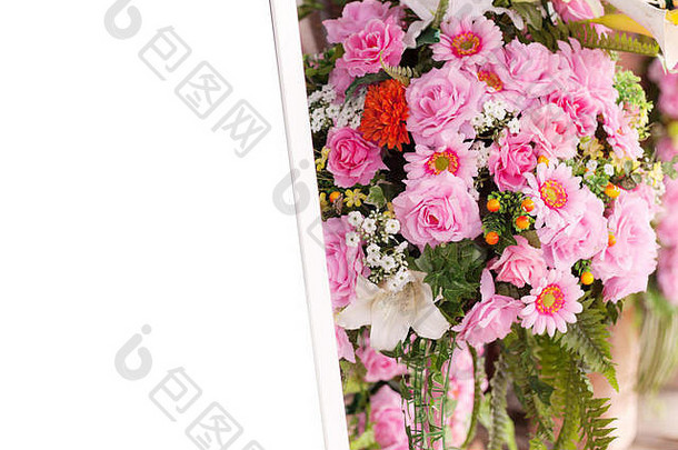 粉红色的花束和白色的相框。软焦点