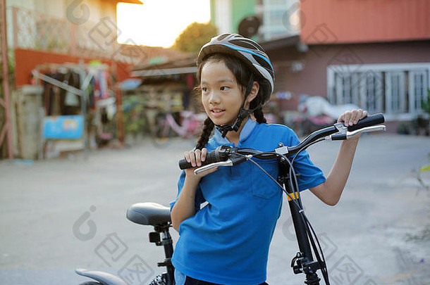 带折叠自行车的小女孩。