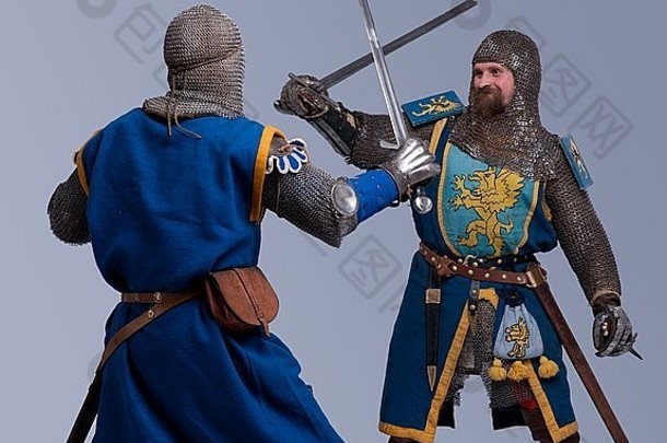 两个中世纪的<strong>骑士</strong>在战斗。