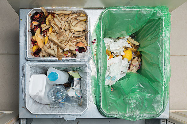 抽屉中的生活垃圾分类和回收厨房垃圾箱。环境责任行为概念，俯视图