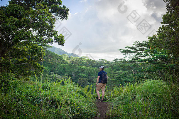 奎劳山脊小径为徒步旅行者提供了一<strong>条</strong>通往茂密森林的<strong>通道</strong>，并能欣赏到令人惊叹的马卡莱哈山脉和瓦亚莱尔山的美景。