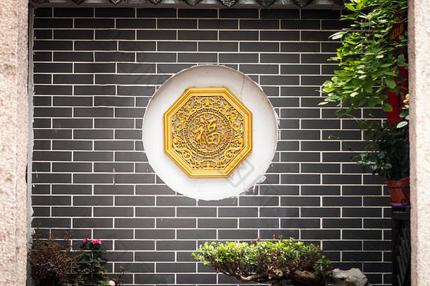 中国人传统的屏幕墙面对门房子