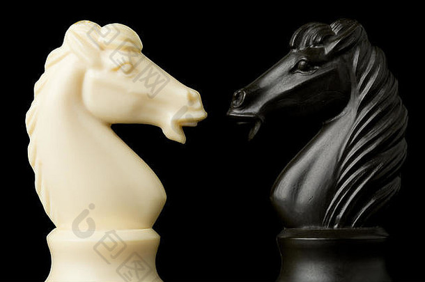 两位黑白骑士对弈-黑色背景下的冲突管理、领导力或战略概念