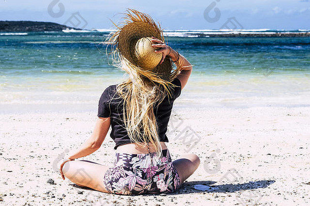 美丽的金发女郎年轻的高加索人女人<strong>旅<strong>游</strong>海滩假期享受沙子感觉<strong>自由</strong>蓝色的海天空背景