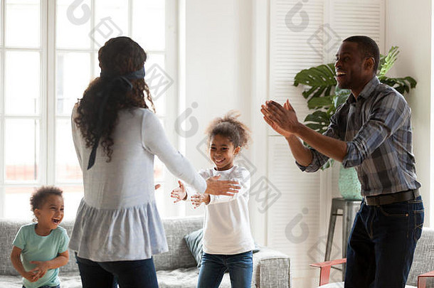幸福的黑人家庭在家里一起玩捉迷藏