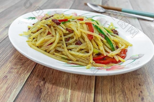 正宗的中国传统四川家常菜：<strong>青椒</strong>炒<strong>土豆丝</strong>。蔬菜菜，酸辣口味，锅