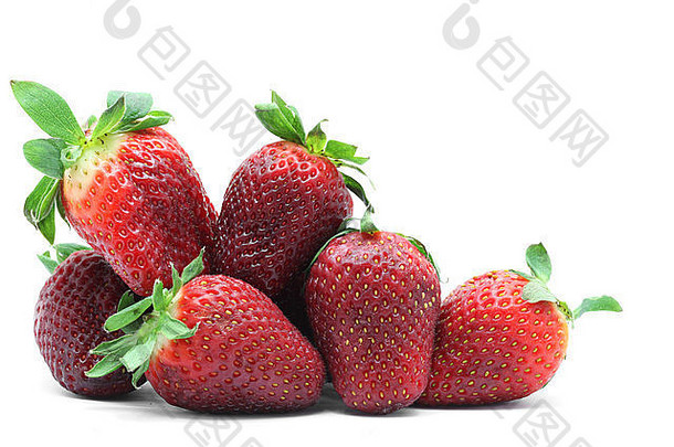 白色背景上的一堆草莓水果