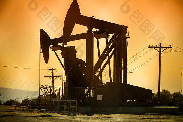 油井是地球上的钻孔，旨在将石油碳氢化合物带到地表。通常会释放一些天然气。