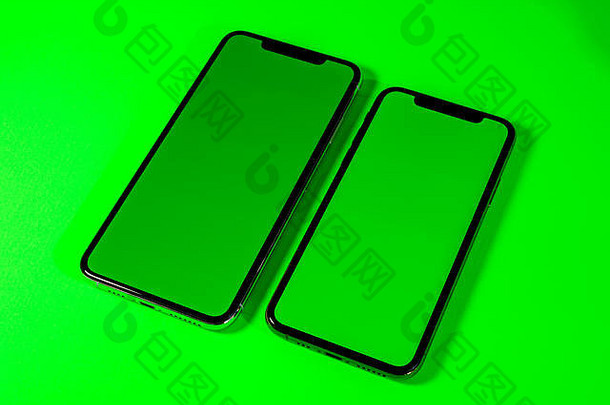 全新手机smartphne上的Blacnk绿度键作为英雄对象，在明亮迷人的现代霓虹灯流行绿色背景上-智能手机手机为您的应用程序做好准备