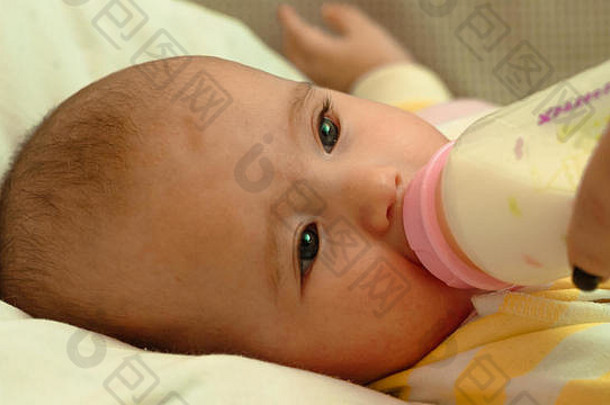 喝瓶装牛奶的新生婴儿
