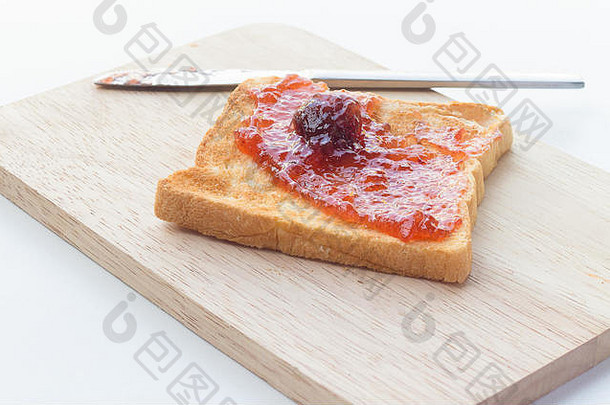 美味的烤面包，在木盘上放草莓酱，在白色背景上隔离