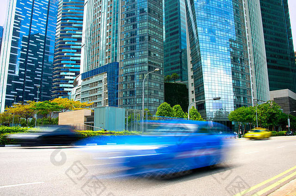 汽车在新加坡市中心快速行驶。长时间曝光