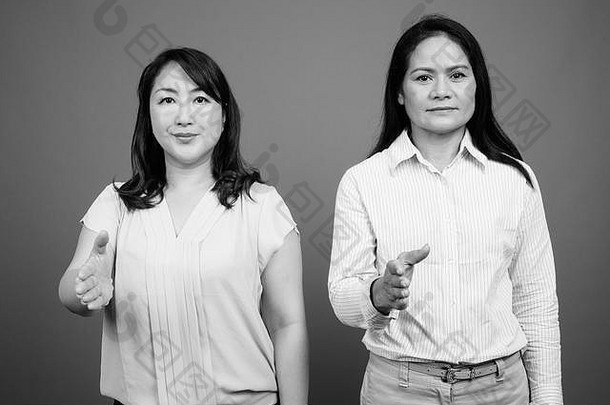 成熟的亚洲女商人工作室拍摄黑色的白色