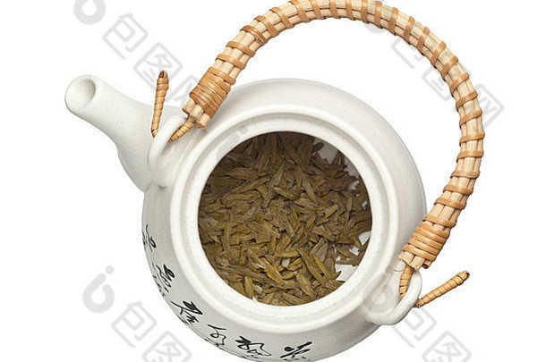 在白色背景上隔离的茶壶中的龙井茶叶