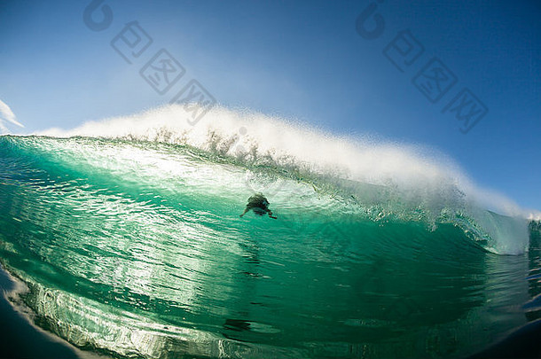 冲浪者侧影冲浪逃生在巨大的海浪冲击下推动一个<strong>游泳</strong>的水<strong>照片</strong>特写动作。