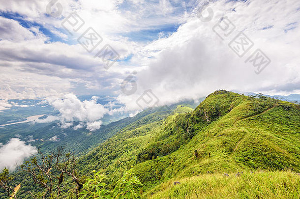 从高角度观看美丽的自然景观——湄公河森林和Doi Pha Tang视点山上的天空云彩