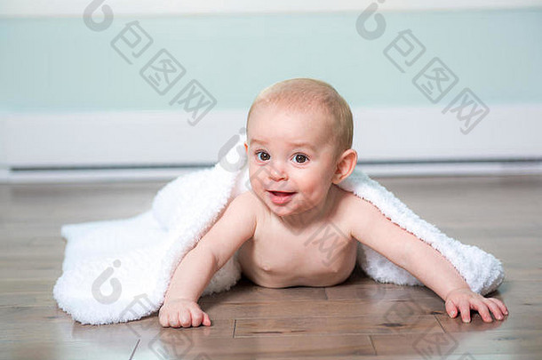婴儿在家里，尿布上裹着毛巾
