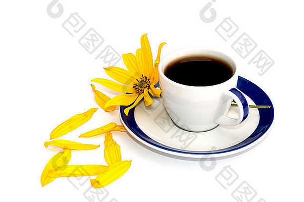 一杯用鲜花和花瓣装饰的咖啡