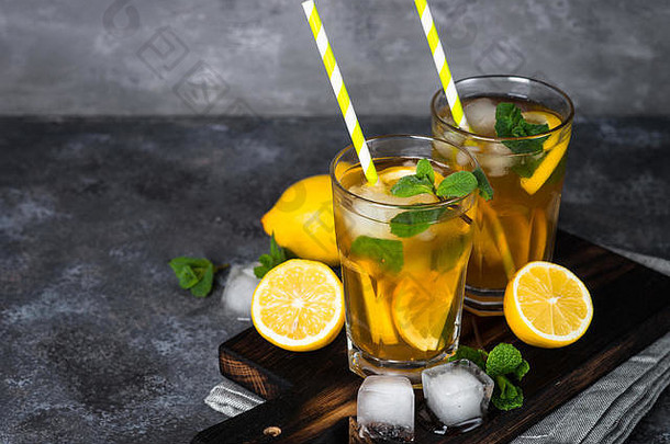 冰茶。含红茶、柠檬、薄荷和冰块的夏季冷饮。