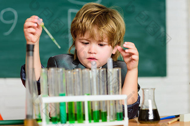 化学分析科学概念神童试验化学男孩显微镜测试管化学学校教室孩子研究化学生物技术药店天才学生
