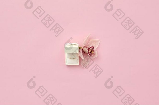 粉红色的盒子订婚环兰花花粉红色的背景前视图空间文本