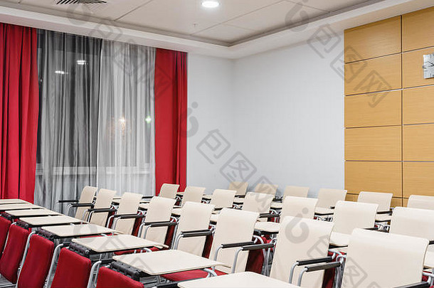 研讨会演讲空会议房间很多空座位礼堂研讨会研讨会红色的颜色