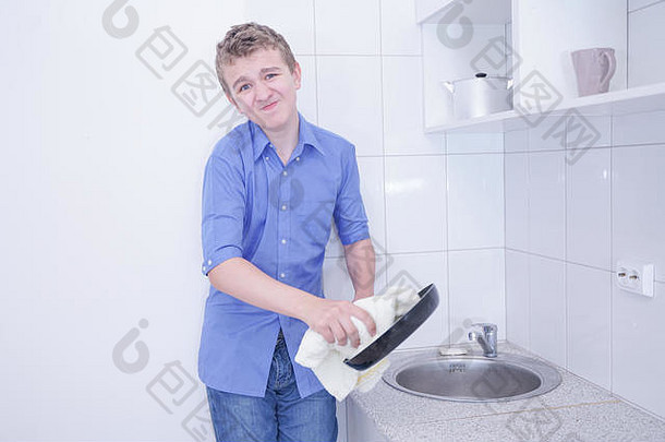 可爱的少年男孩洗菜白色厨房