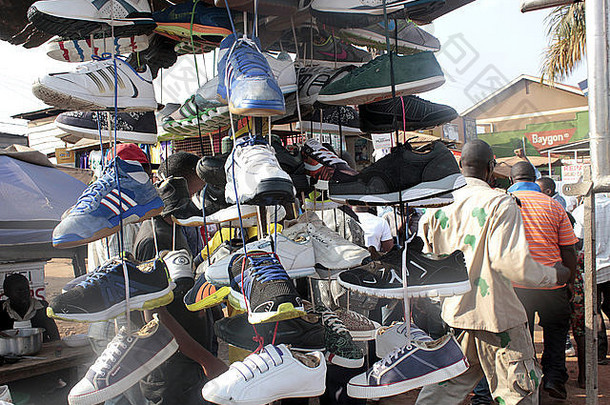 乌干达市场上出售的鞋子