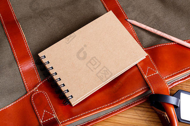 带旅行袋和带铅笔的笔记本的旅行规划概念
