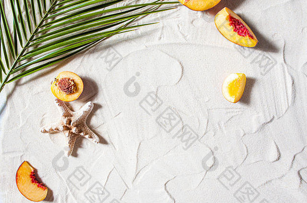 海滩假期棕榈叶海星白色树分支多汁的水果谎言白色细沙子特写镜头前视图桌面壁纸