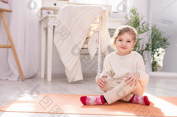 可爱的孩子坐着地毯
