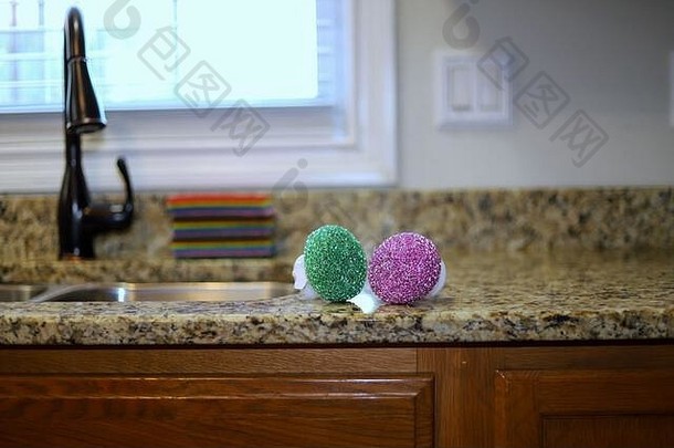 家中厨房水槽上的五彩洗涤垫
