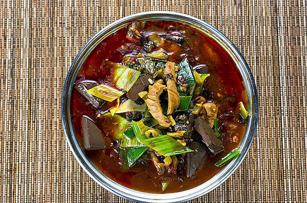 高的角度视图烹饪能填满蔬菜辣的胡椒酱汁豆腐汤晚餐竹子席