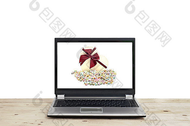 笔记本电脑屏幕上的礼品盒和折纸幸运星在白色背景上隔离