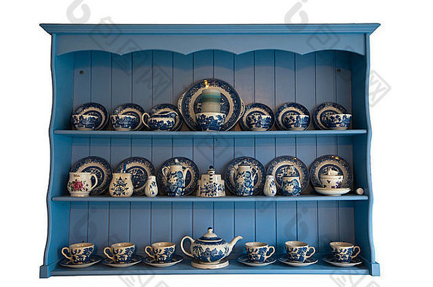 带蓝色和白色陶器的木制墙壁展示装置