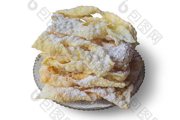 天使之翼是用面团、薄而扭曲的丝带、油炸并撒上糖粉做成的糕点。欧洲白色背景上的孤立照片。