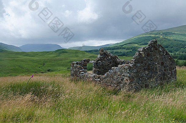 废墟石头墙房子场多云的阳光明媚的天空考虑苏格兰