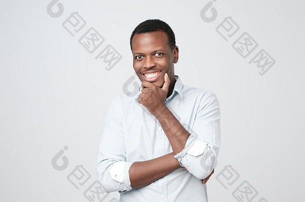 肖像快乐英俊的非洲男人。白色衬衫穿越手相机