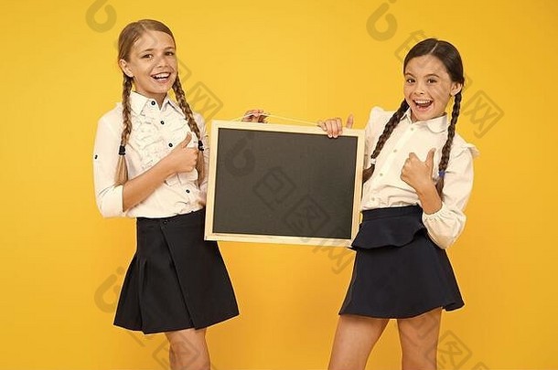 看看这个。学校女生可爱的学生拿着黑板复印空间。同学们倡议团队黄色背景。加入学校俱乐部。学生社区。学校时间表。学校公告概念。