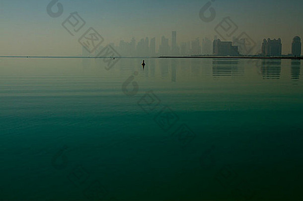 卡塔尔城市景观晨雾太阳耀斑