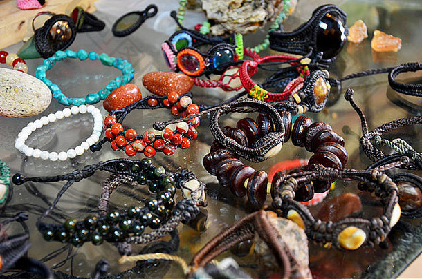 纪念品商店在泰国出售为珠子、石头和珠宝制作的产品类型饰品
