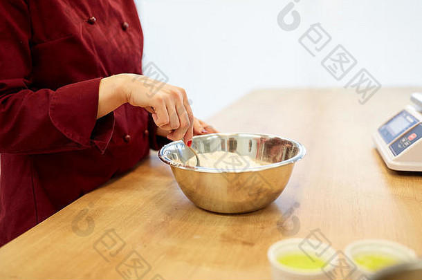 厨<strong>师</strong>用碗里的面粉做面糊或面团