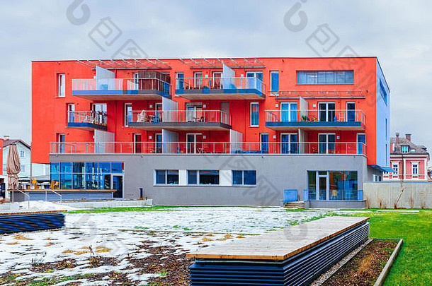 萨尔茨堡的红色现代住宅公寓和平面建筑外观