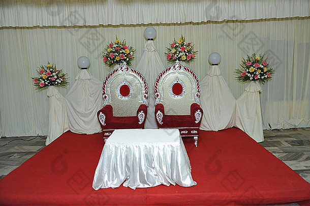 婚宴大厅装饰有椅子