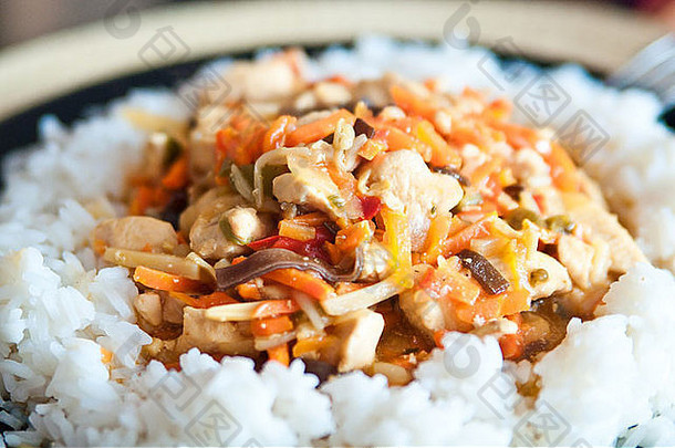 中国菜鸡肉配蔬菜和米饭