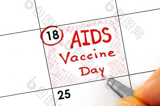妇女用手指在日历上书写艾滋病疫苗日的提示。五月十八号。