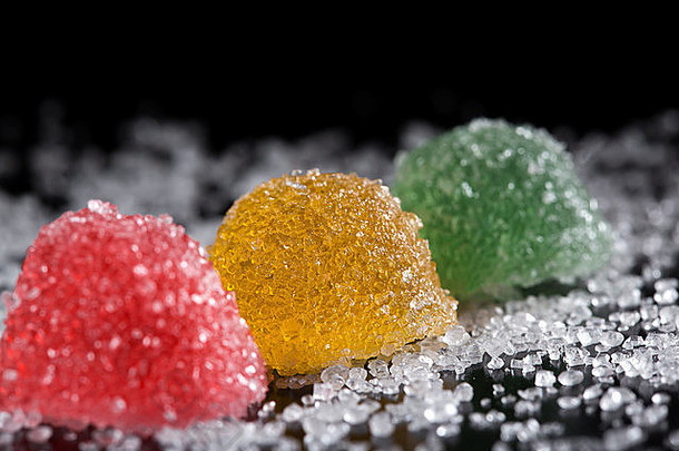 深色背景上的彩色糖果冻糖果