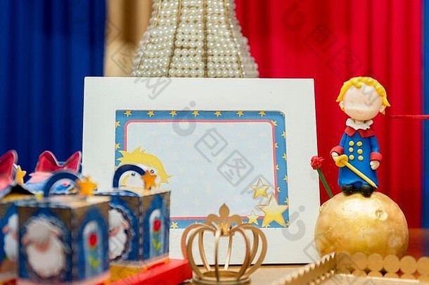 儿童生日派对装饰。带蜡烛的蓝色假蛋糕。<strong>小王子</strong>主题派对。儿童生日庆典装饰桌。十二月特写
