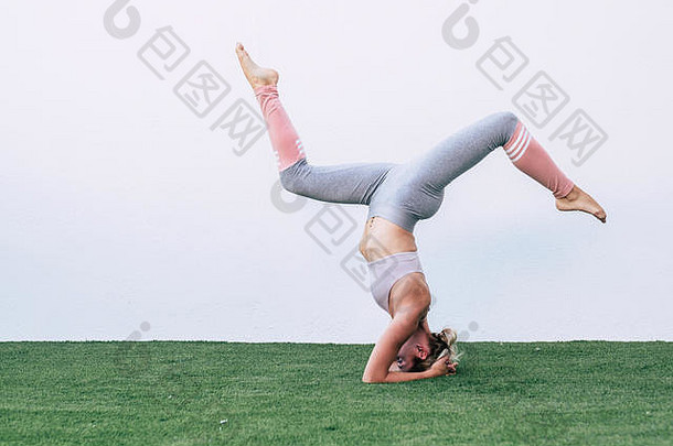 杂技瑜伽户外体育运动休闲活动健康健身概念年轻的高加索人运动员女人反向位置