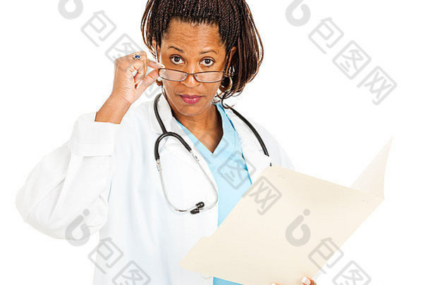 持怀疑态度的女医生拿着一张图表，从眼镜上方看着你。白色隔离
